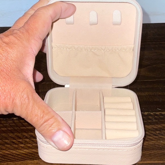 Free w/purchase of $25  Travel Jewelry box 4” square Free with $25 purchase. - Picture 1 of 4